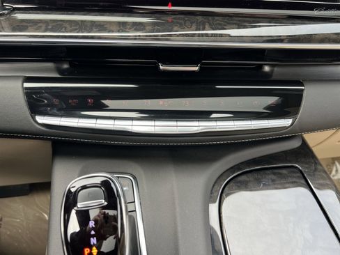 Used 2024 Cadillac Escalade ESV Premium Luxury image 20