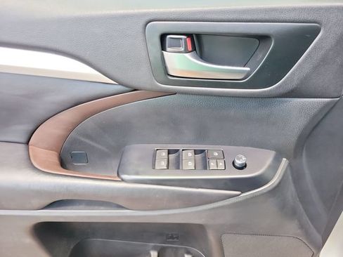 Used 2019 Toyota Highlander XLE FWD image 15