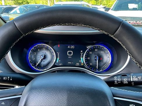 Used 2025 Chrysler Pacifica Select FWD image 14