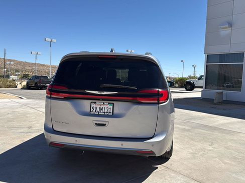Used 2021 Chrysler Pacifica Touring-L FWD image 8