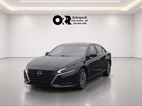 Used 2025 Nissan Altima 2.5 SV FWD image 2