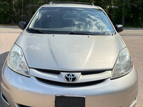 Used 2010 Toyota Sienna LE FWD image 8