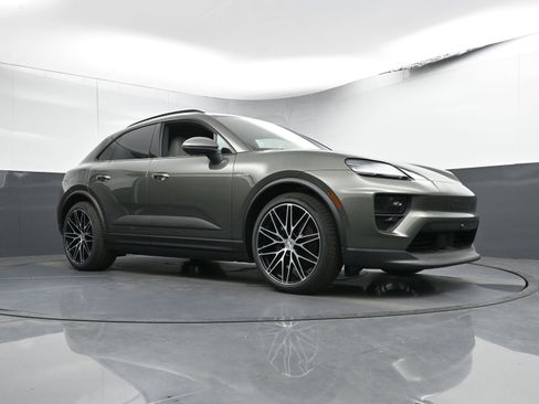 Certified 2024 Porsche Macan 4 Electric image 29