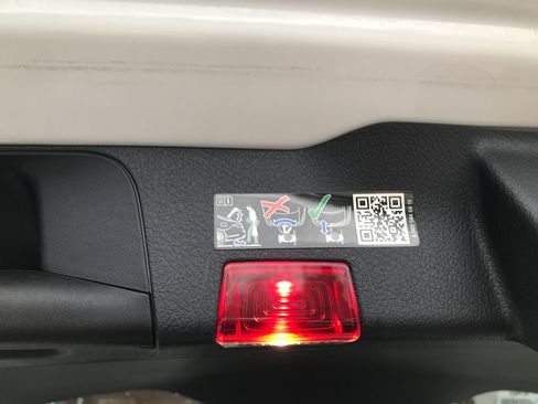 Used 2023 Mercedes-Benz GLB 250 4MATIC image 30