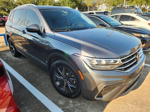 Used 2022 Volkswagen Tiguan SE w/ Panoramic Sunroof Package FWD image 1