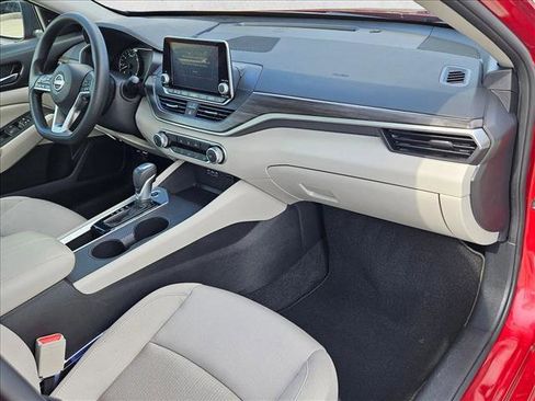Used 2025 Nissan Altima 2.5 SV FWD image 21