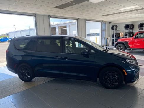 Used 2022 Chrysler Pacifica Touring-L w/ S Appearance Package FWD image 6