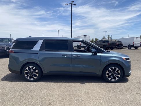 Used 2024 Kia Carnival EX FWD image 6