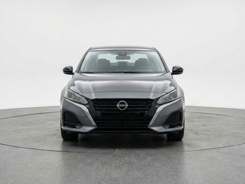 Used 2025 Nissan Altima 2.5 SV FWD image 2