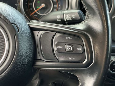 Used 2021 Jeep Gladiator Willys image 9