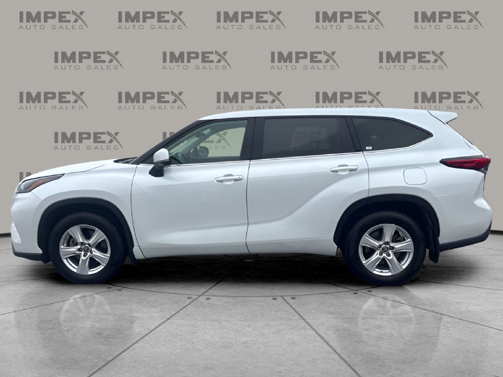 Used 2022 Toyota Highlander LE AWD/4WD image 2