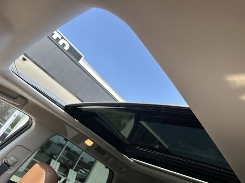 Used 2025 Nissan Pathfinder Platinum image 11