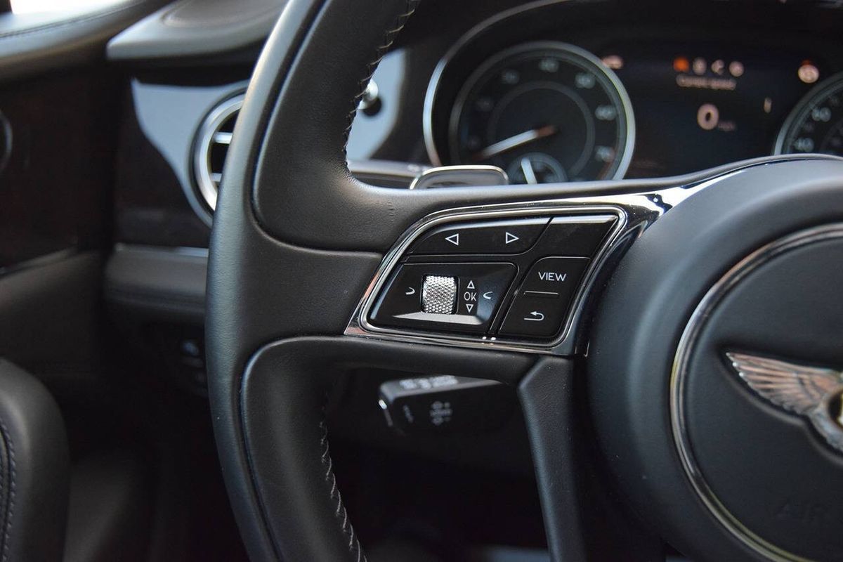 Used 2019 Bentley Bentayga AWD/4WD image 17