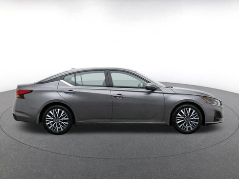 Used 2025 Nissan Altima 2.5 SV FWD image 10