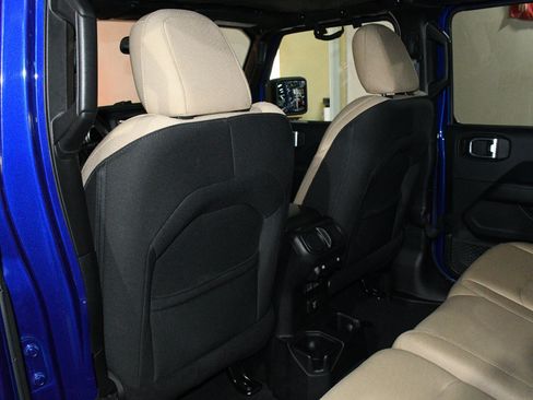 Used 2018 Jeep Wrangler Unlimited Sahara AWD/4WD image 15