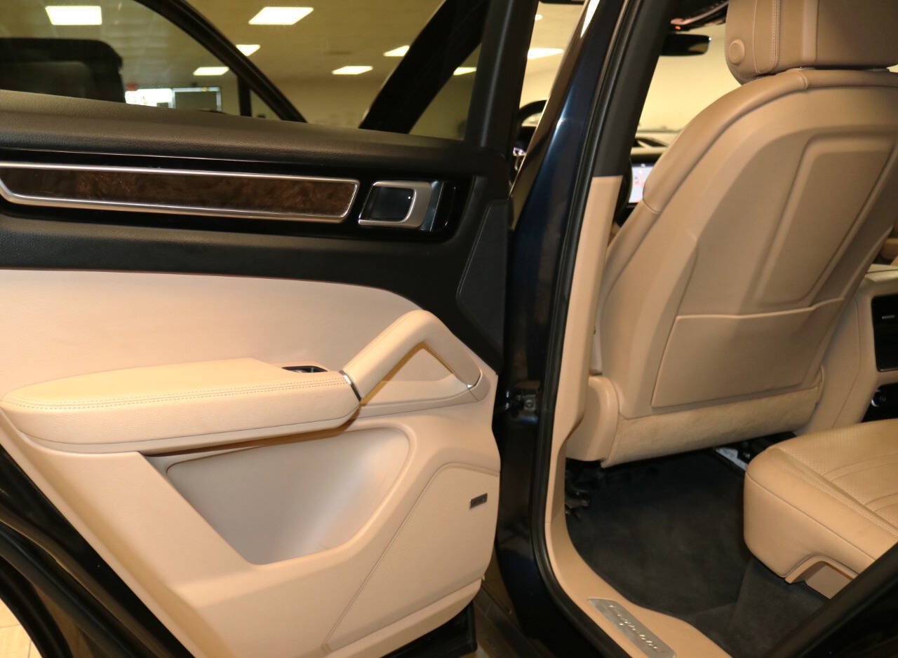 Used 2020 Porsche Cayenne Turbo AWD/4WD image 67
