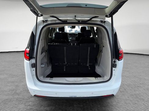 Used 2023 Chrysler Pacifica Touring-L image 24