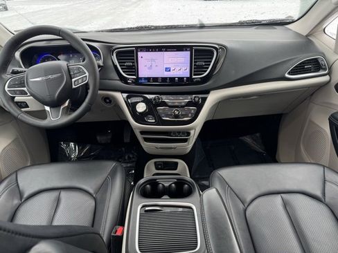 Used 2024 Chrysler Pacifica Touring-L image 7