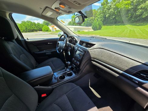 Used 2017 Chevrolet Traverse LT w/ Traveler's Package FWD image 24