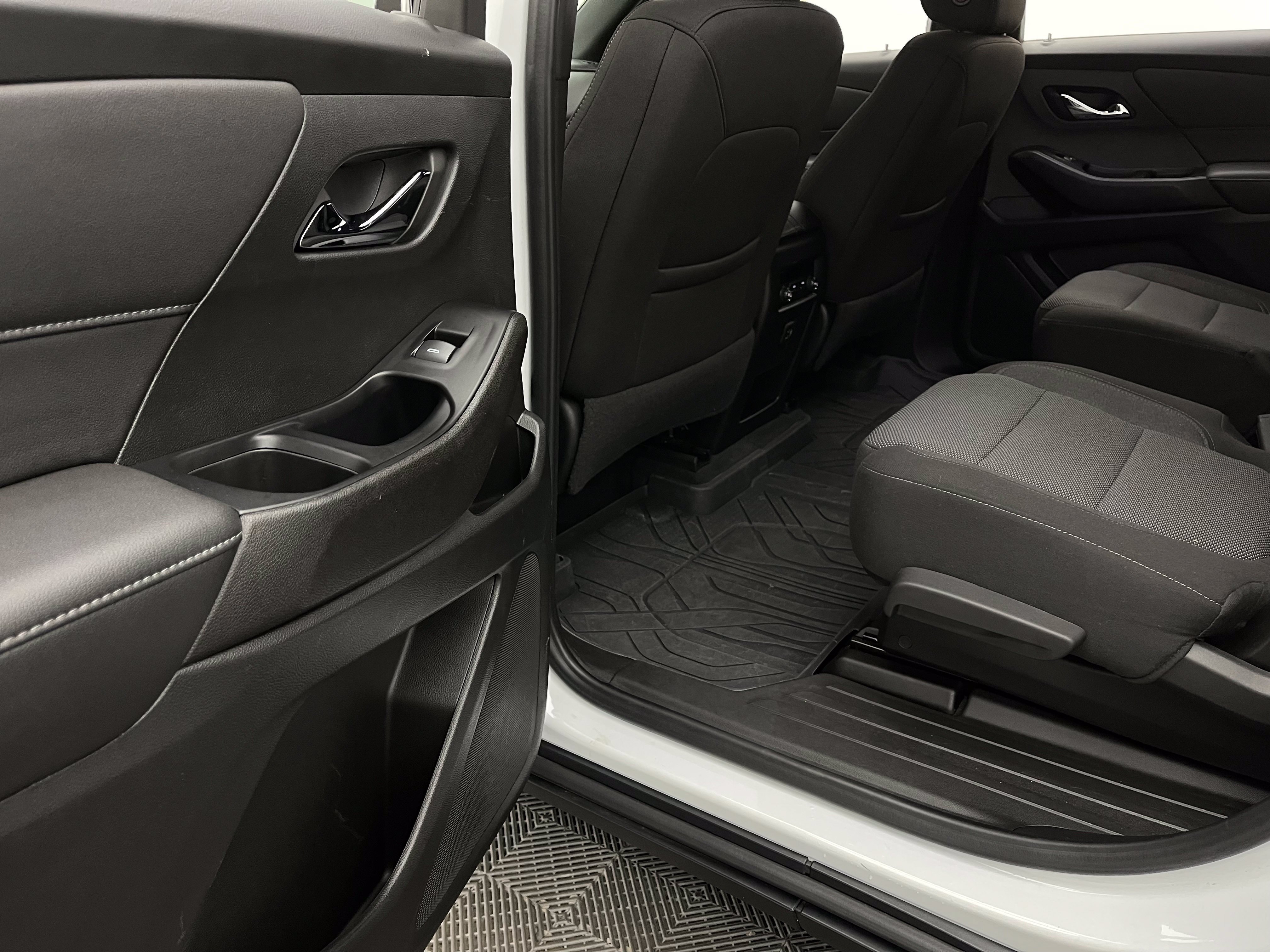 Used 2023 Chevrolet Traverse LT FWD image 40