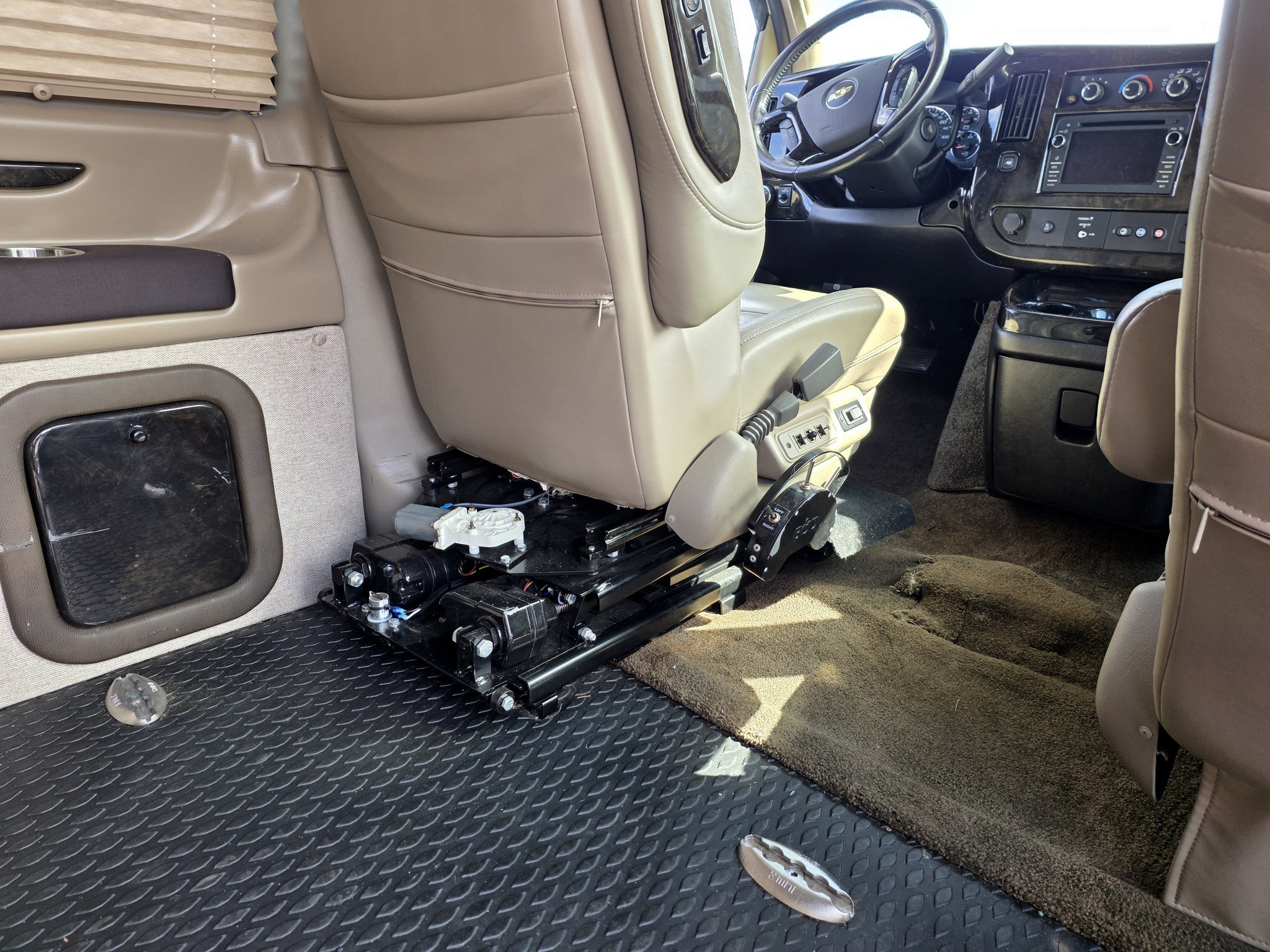 Used 2020 Chevrolet Express 2500 Extended w/ Enhanced Convenience Package RWD image 8