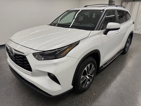 Certified 2023 Toyota Highlander XLE image 4
