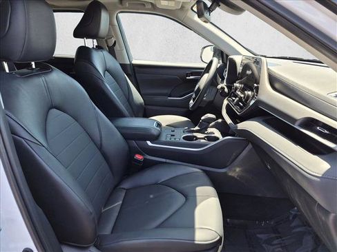 Used 2025 Toyota Highlander XLE FWD image 22