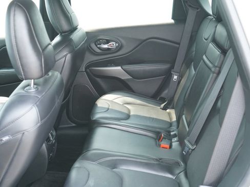 Used 2019 Jeep Cherokee Overland w/ Technology Group AWD/4WD image 31