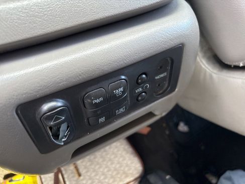 Used 2000 Chevrolet Tahoe LT w/ LT Preferred Equipment Group AWD/4WD image 18