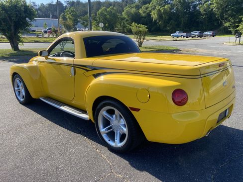Used 2004 Chevrolet SSR w/ Preferred Equipment Group RWD image 7