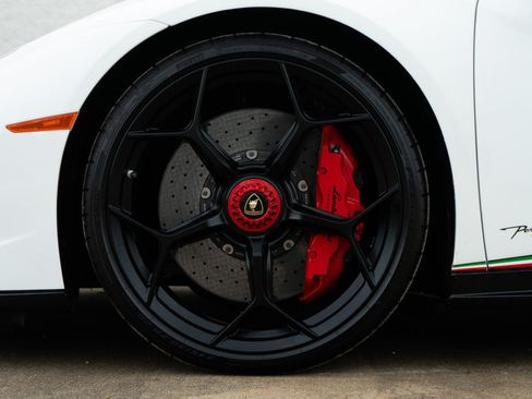 Used 2018 Lamborghini Huracan Performante AWD/4WD image 33