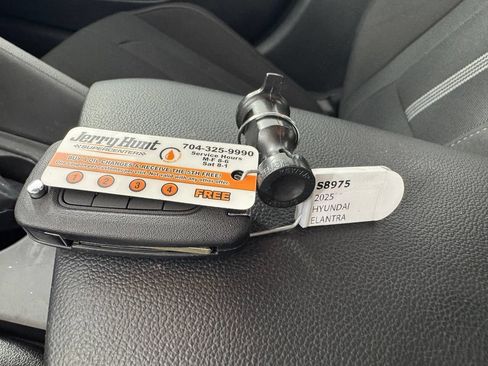 Used 2025 Hyundai Elantra SE FWD image 4