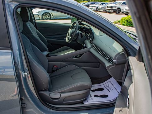 Used 2022 Hyundai Elantra SEL w/ Convenience Package FWD image 18