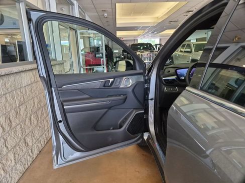 New 2027 Buick Enclave Avenir w/ LPO, Floor Liner Package AWD/4WD image 15