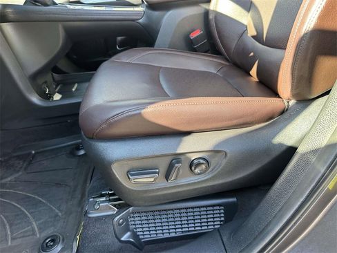 Certified 2023 Toyota Sienna Platinum image 18