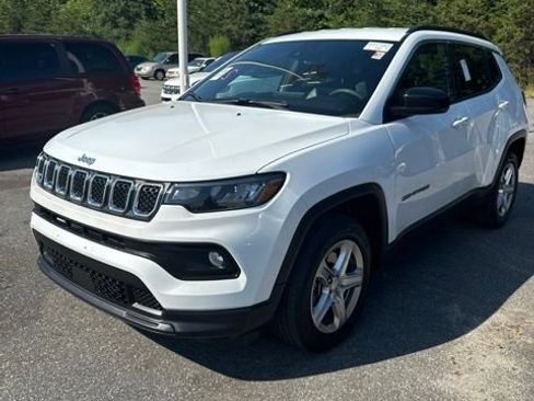 Used 2023 Jeep Compass Latitude w/ Convenience Group AWD/4WD image 2