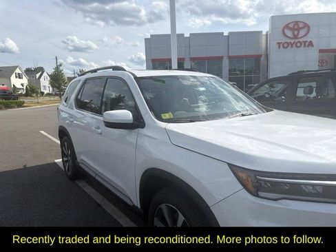 Used 2025 Honda Pilot Touring image 4