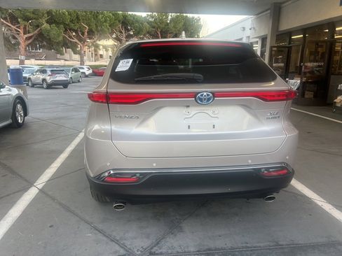 Used 2022 Toyota Venza XLE image 5