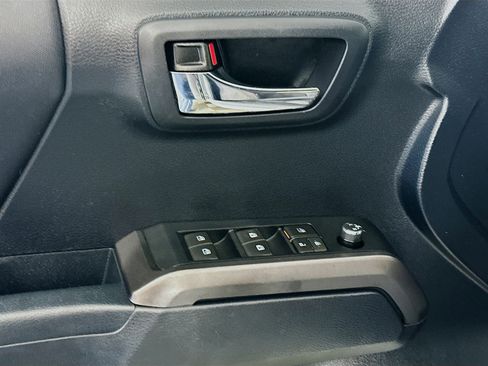 Used 2017 Toyota Tacoma TRD Off-Road w/ Premium & Technology Package image 15