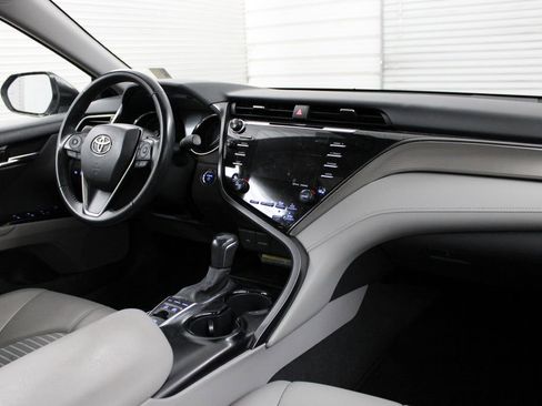 Used 2020 Toyota Camry SE w/ Sunroof Package image 23