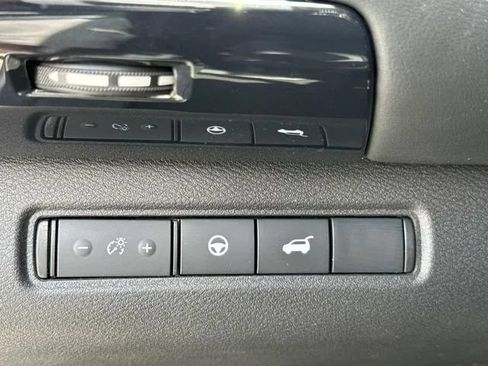 Certified 2025 Nissan Pathfinder SV FWD image 35