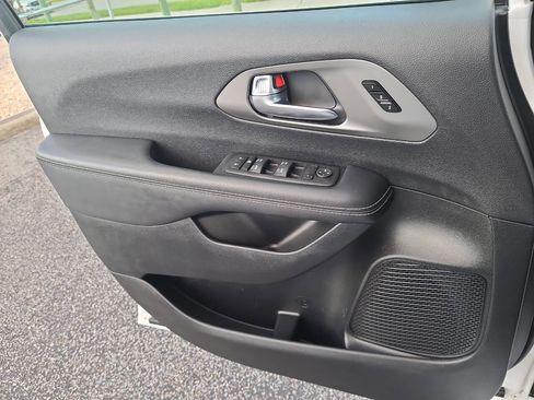 Used 2025 Chrysler Pacifica Select image 24