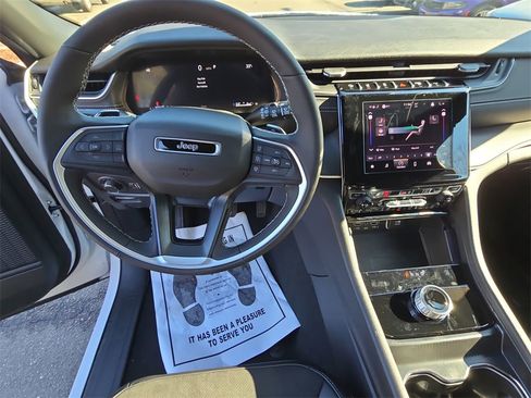 New 2025 Jeep Grand Cherokee Altitude image 16