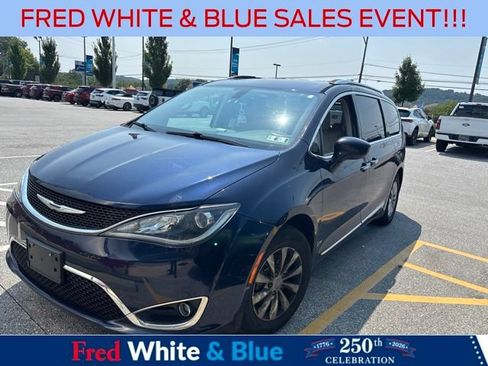 Used 2018 Chrysler Pacifica Touring-L w/ Premium Audio Group FWD image 10
