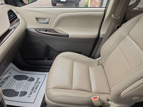 Used 2017 Toyota Sienna XLE FWD image 25