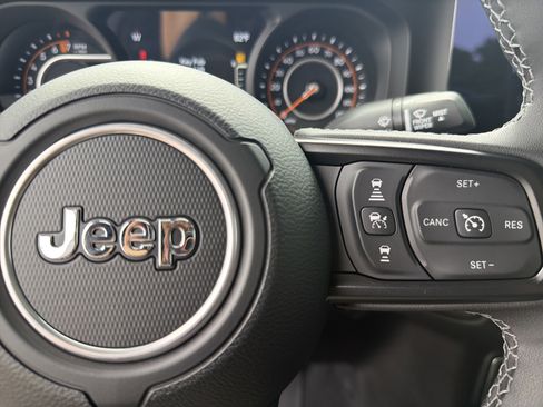 Used 2025 Jeep Gladiator Mojave AWD/4WD image 11