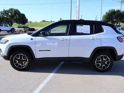 Used 2025 Jeep Compass Trailhawk w/ Trailer Tow Group AWD/4WD image 2