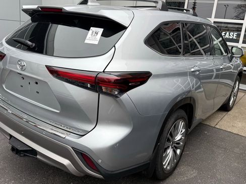 Used 2025 Toyota Highlander Platinum image 10