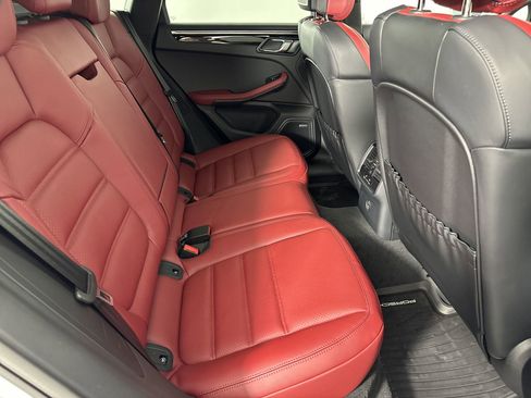 Certified 2025 Porsche Macan S image 29