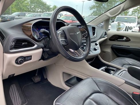 Used 2022 Chrysler Pacifica Limited FWD image 7